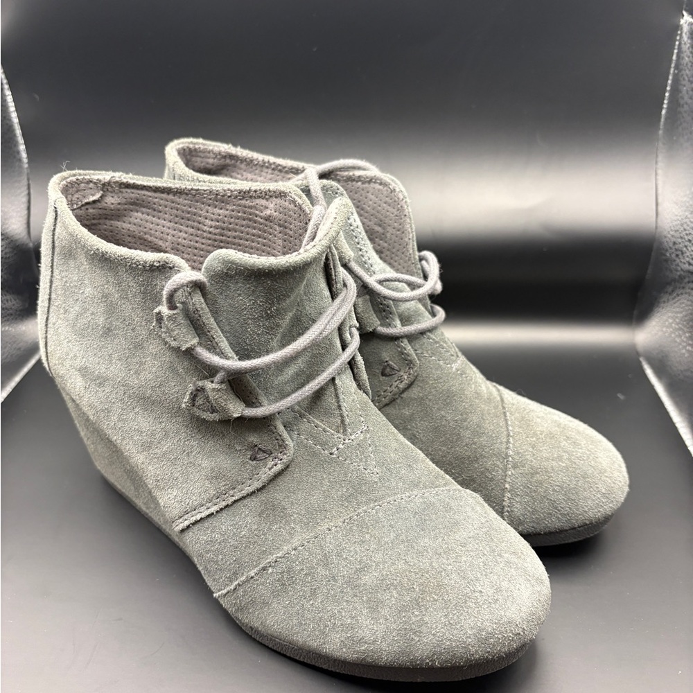 **CLOSET CLOSEOUT** TOMS Gray Suede Wedge lace-up booties size 8.5